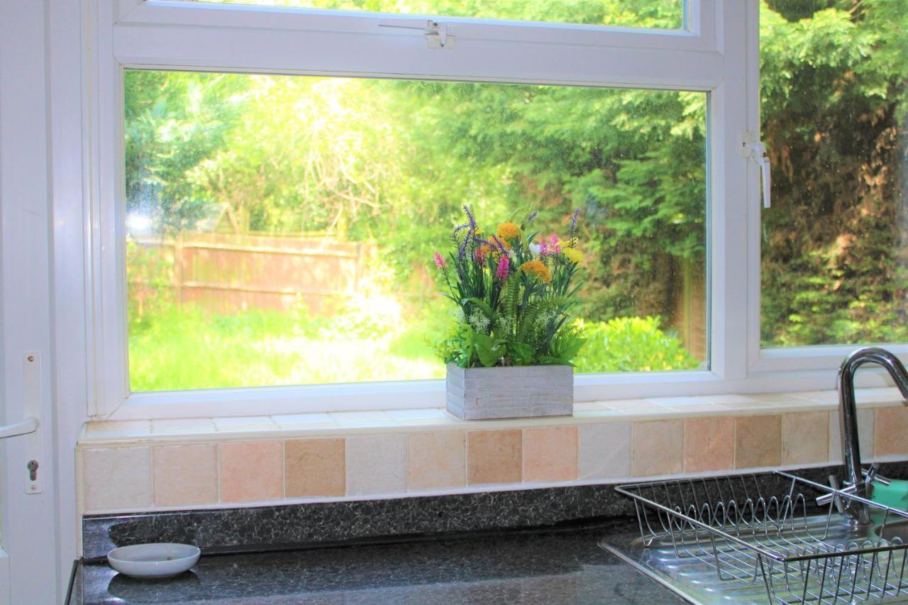 Homely And Budget Friendly 3 Bed House Sleeps 6 Free Parking! Milton Keynes Eksteriør bilde